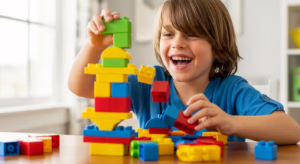 ебенок весело экспериментирует с кубиками, не боясь ошибок